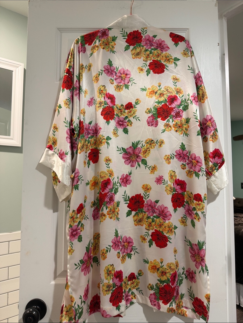 Victoria's Secret Gold Label- Cream Floral Satin Kimono - Picture 9 of 15